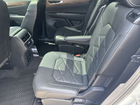 Certified 2024 Volkswagen Atlas SE w/ Panoramic Sunroof Package FWD image 6