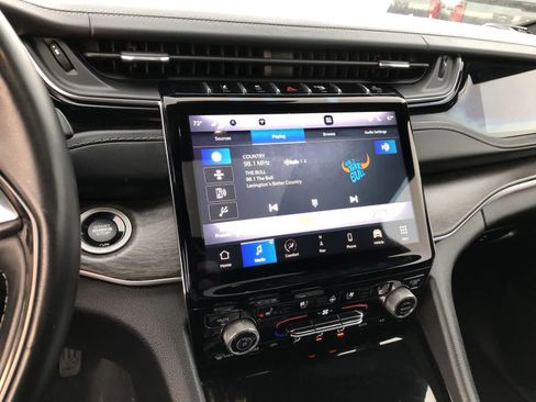 Used 2022 Jeep Grand Cherokee Overland w/ Adv Protech Group III image 17