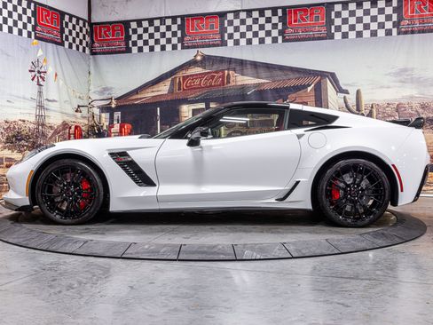 Used 2016 Chevrolet Corvette Z06 w/ 3LZ Preferred Equipment Group image 9