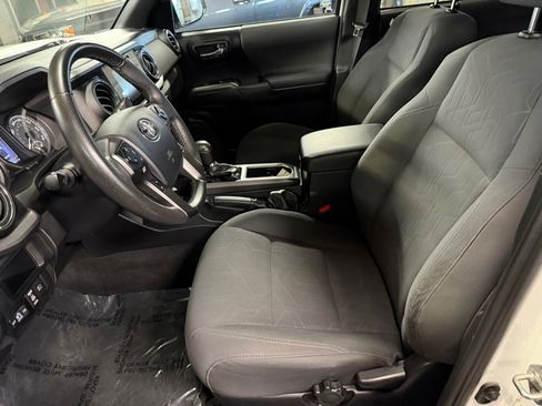 Used 2019 Toyota Tacoma TRD Sport image 34