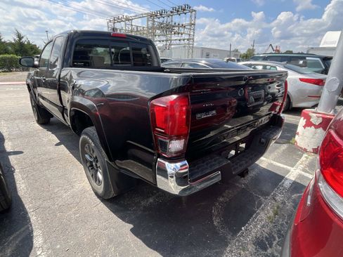 Used 2022 Toyota Tacoma SR5 RWD image 5