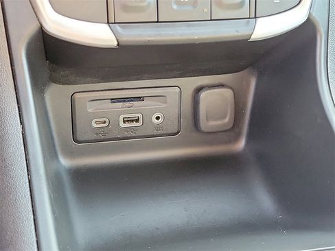 Used 2023 GMC Terrain SLT image 14