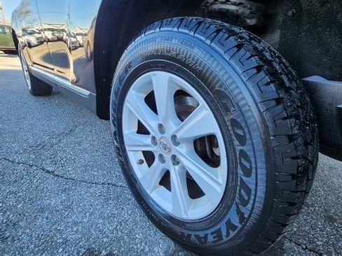 Used 2012 Toyota Highlander SE w/ Tow Pkg image 26