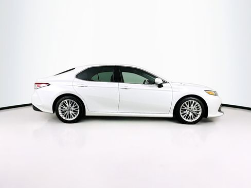 Used 2018 Toyota Camry XLE image 10