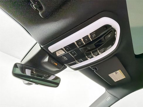 Certified 2026 Porsche Macan AWD/4WD image 25