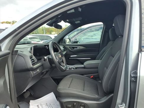 Used 2025 Chevrolet Traverse LT w/ Driver Confidence Package image 7