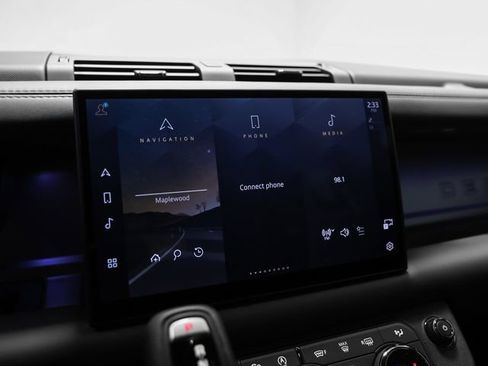 Used 2025 Land Rover Defender 110 image 39