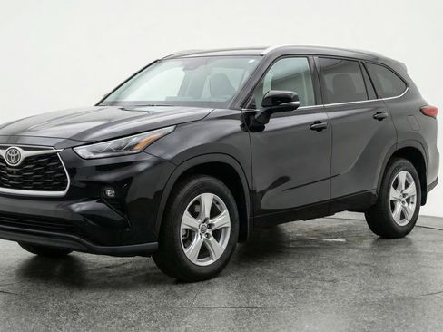 Used 2025 Toyota Highlander LE image 3