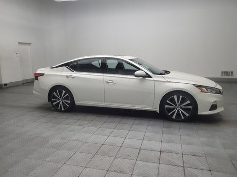 Used 2020 Nissan Altima 2.0 Platinum FWD image 11