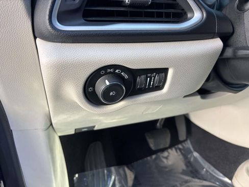 Used 2021 Chrysler Pacifica Touring-L image 16