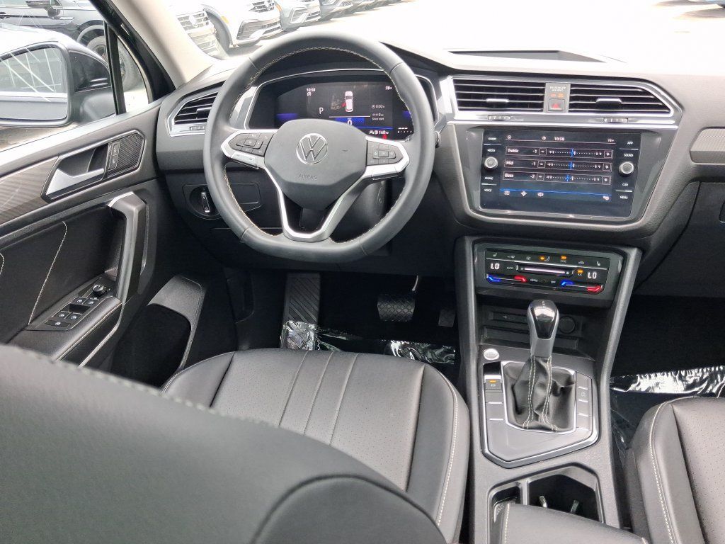 Certified 2023 Volkswagen Tiguan SE w/ Panoramic Sunroof Package FWD image 18