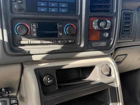 Used 2005 Chevrolet Suburban Z71 w/ Preferred Equipment Group image 16