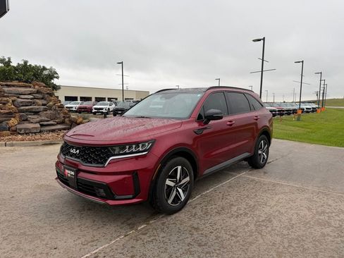 Used 2023 Kia Sorento EX w/ Panoramic Sunroof Package FWD image 2