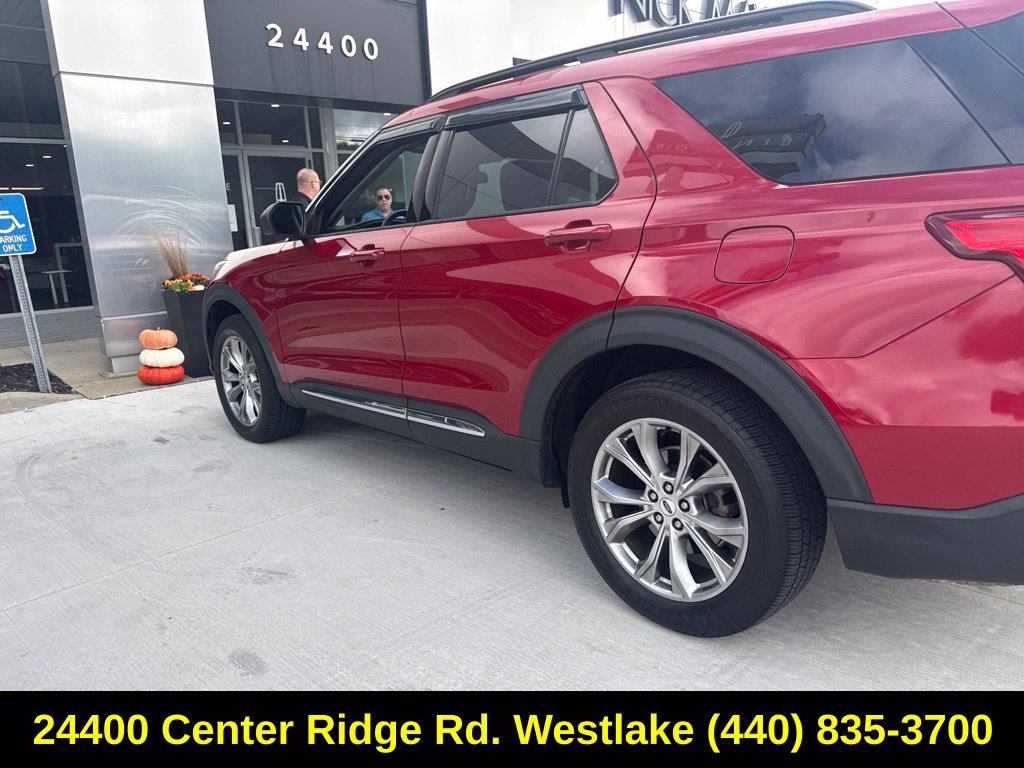 Used 2020 Ford Explorer XLT w/ Equipment Group 202A AWD/4WD image 16