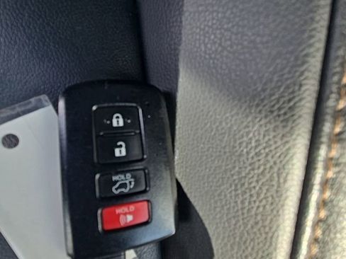 Used 2019 Toyota Highlander XLE AWD/4WD image 34