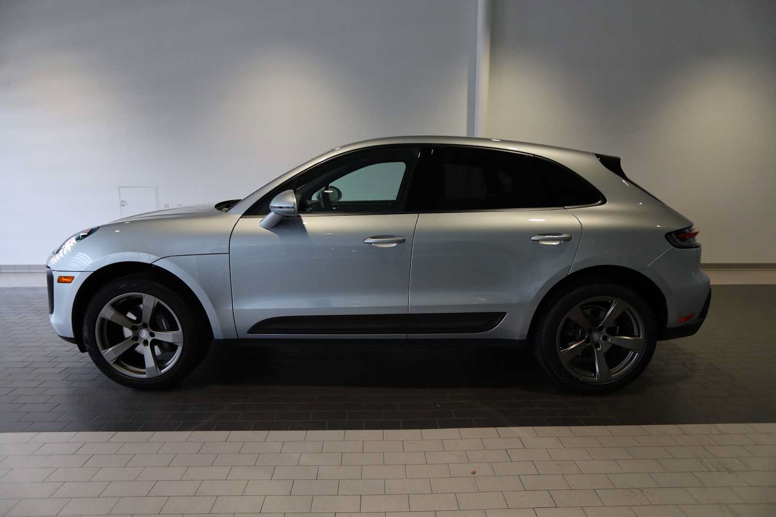 Used 2025 Porsche Macan AWD/4WD image 2
