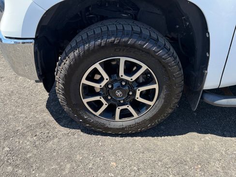 Used 2015 Toyota Tundra SR5 w/ SR5 Upgrade Package AWD/4WD image 11