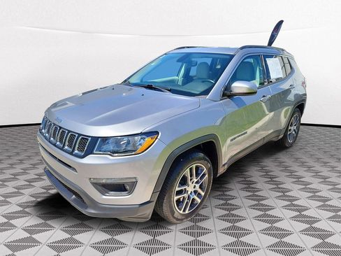 Used 2019 Jeep Compass Latitude FWD image 3