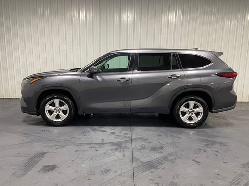 Used 2022 Toyota Highlander LE image 4