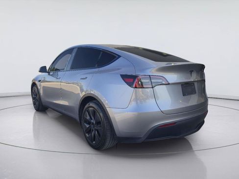 Used 2024 Tesla Model Y 2WD image 3