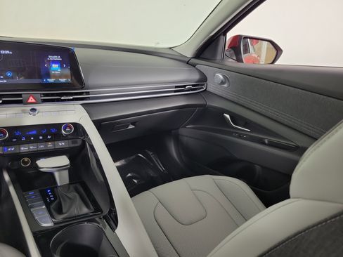New 2025 Hyundai Elantra Limited image 7