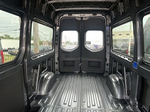 Used 2023 Mercedes-Benz Sprinter 2500 image 14