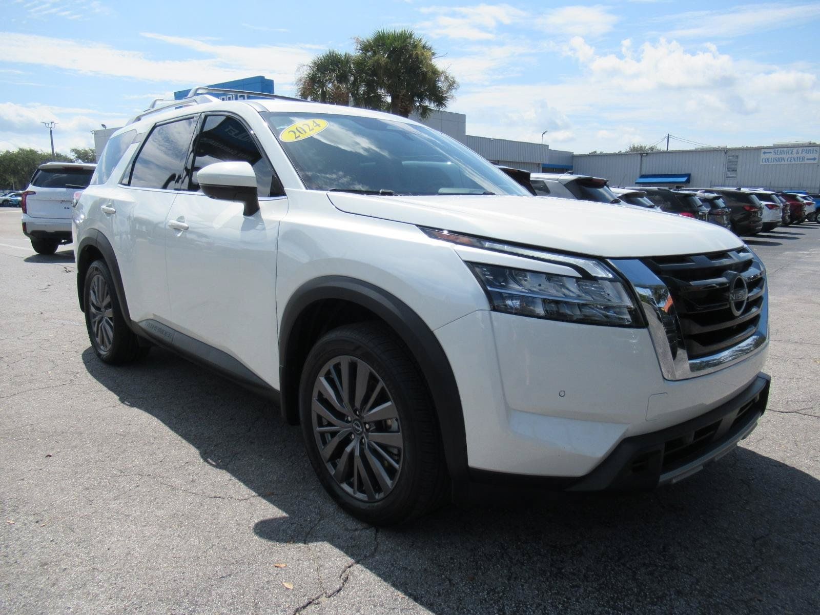Used 2024 Nissan Pathfinder SL w/ SL Premium Package FWD image 4