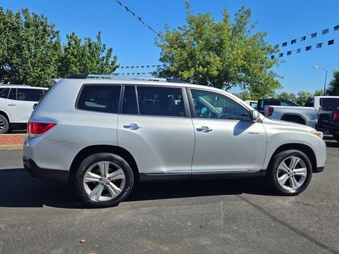 Used 2012 Toyota Highlander Limited w/ Tow Pkg AWD/4WD image 3