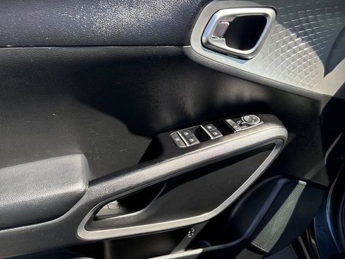 Used 2025 Kia Soul LX w/ LX Technology Package FWD image 13