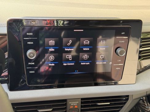 New 2025 Volkswagen Jetta SE image 28