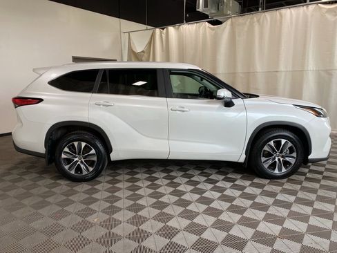 Used 2023 Toyota Highlander XLE AWD/4WD image 2