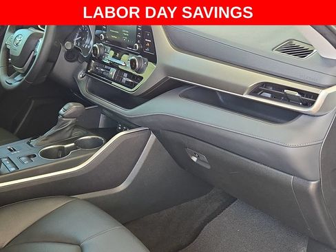 Used 2022 Toyota Highlander XLE FWD image 28