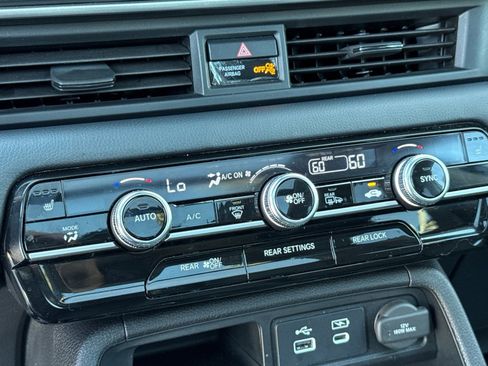 Certified 2025 Honda Pilot Touring image 17