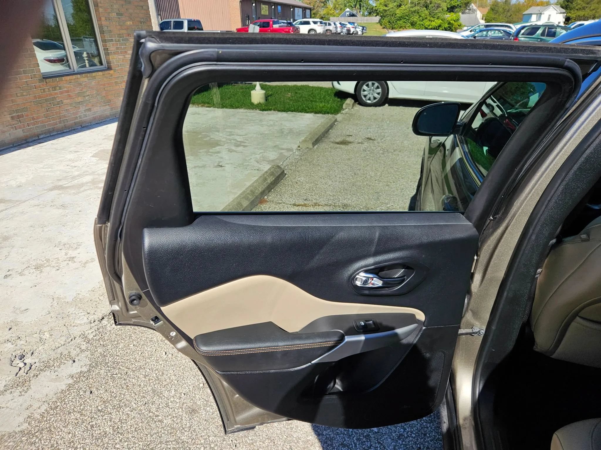 Used 2018 Jeep Cherokee Limited FWD image 16