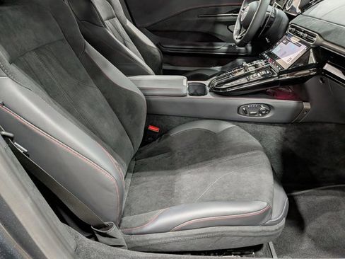 Used 2025 Aston Martin V8 Vantage Coupe RWD image 18