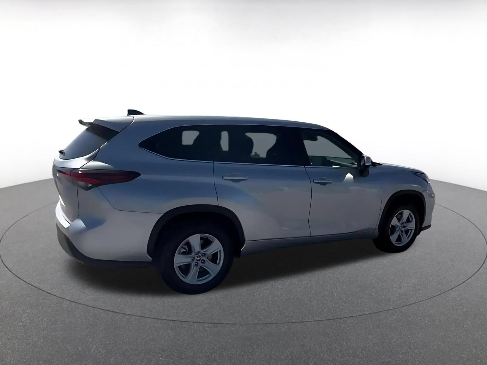 Used 2025 Toyota Highlander LE FWD image 13