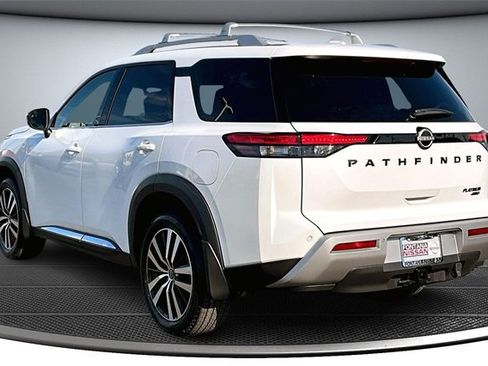 New 2025 Nissan Pathfinder Platinum image 3