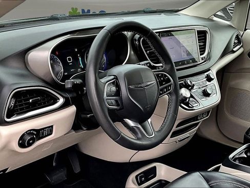 Used 2023 Chrysler Pacifica Touring-L image 15