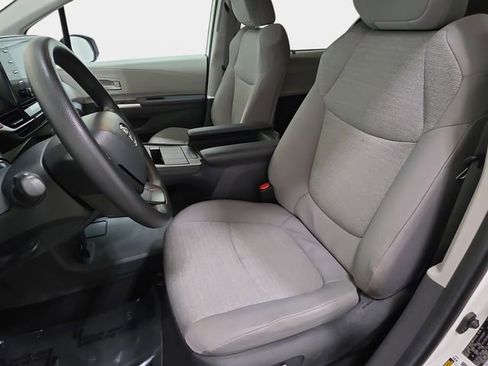 Used 2024 Toyota Sienna LE image 11