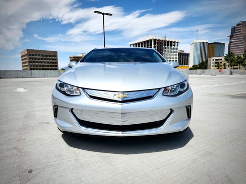 Used 2017 Chevrolet Volt LT FWD image 5