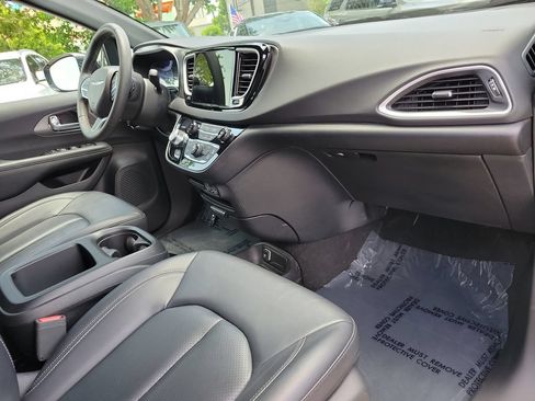 Used 2025 Chrysler Pacifica Select FWD image 10