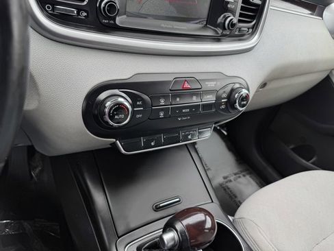 Used 2017 Kia Sorento LX w/ LX Convenience Package image 15