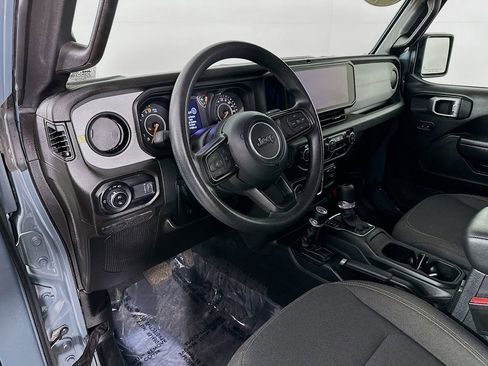 Certified 2025 Jeep Gladiator Overland AWD/4WD image 17