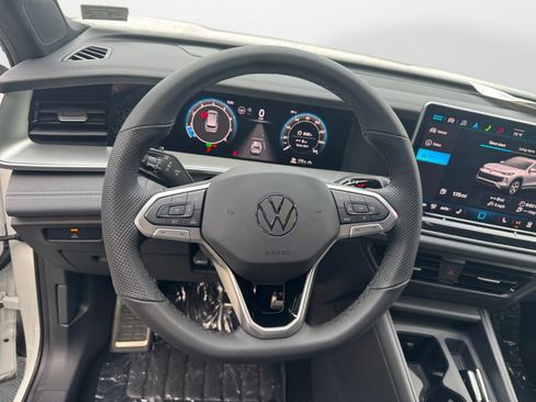 New 2025 Volkswagen Tiguan SE R-Line image 10