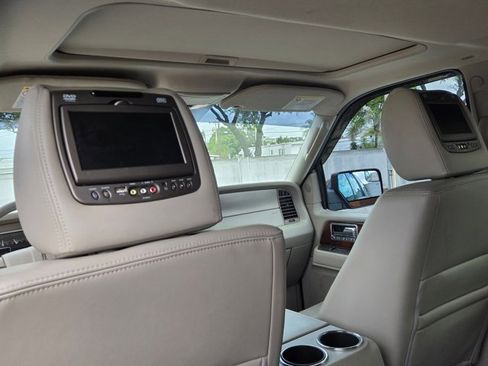 Used 2012 Lincoln Navigator 2WD image 21