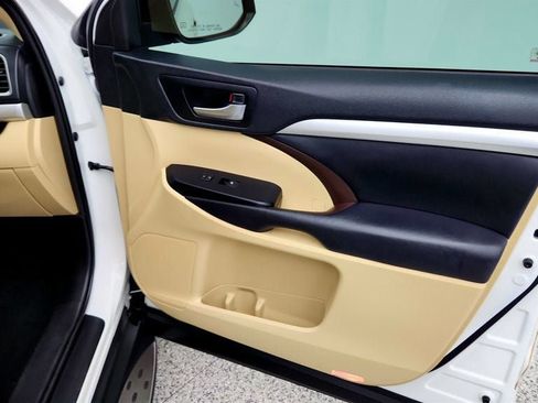 Used 2019 Toyota Highlander XLE AWD/4WD image 28