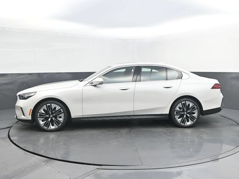 New 2027 BMW 530i RWD image 2