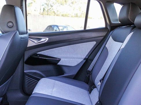 New 2025 Volkswagen ID.4 Pro AWD/4WD image 18