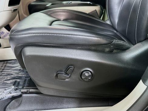 Used 2023 Chrysler Pacifica Touring-L FWD image 18