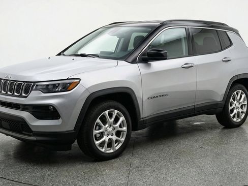 Used 2025 Jeep Compass Limited AWD/4WD image 3